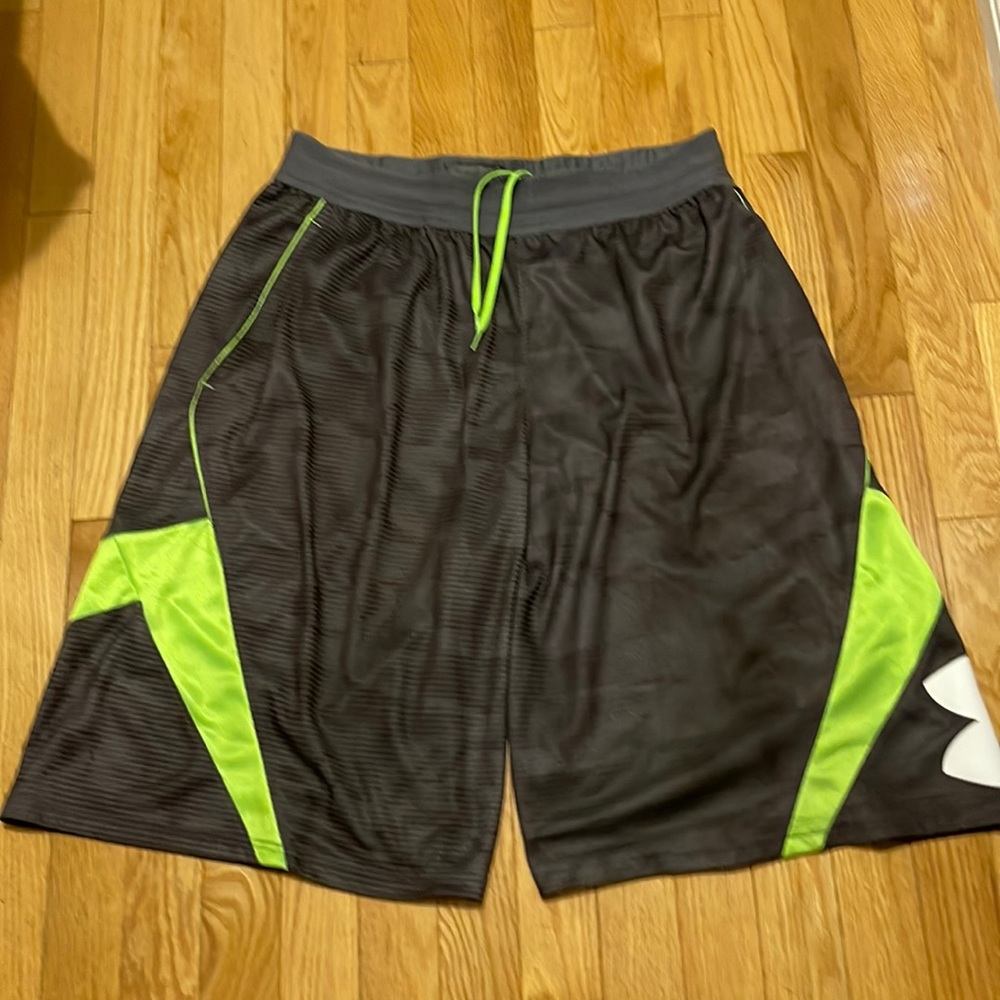 Under Armour basketball shorts size large